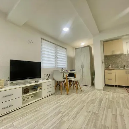Modern In Heart Of Old Town *