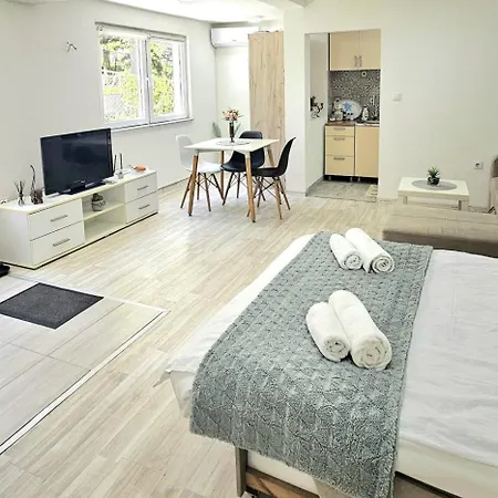 Modern In Heart Of Old Town *